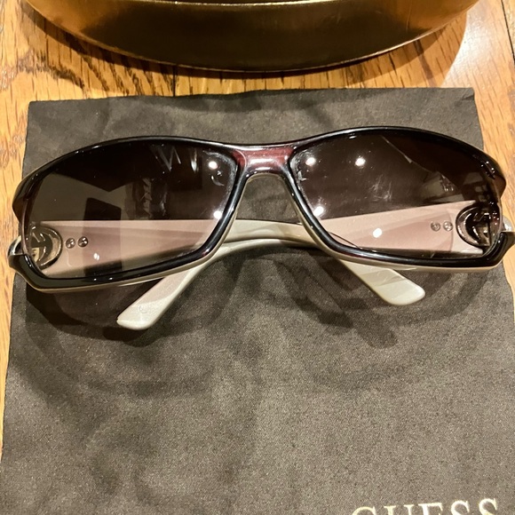Guess | sunglasses case and cloth G logo on temple - Picture 2 of 10